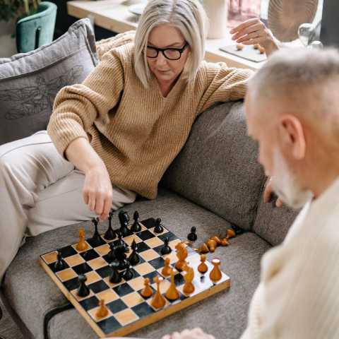 Una coppia gioca a scacchi sul divano