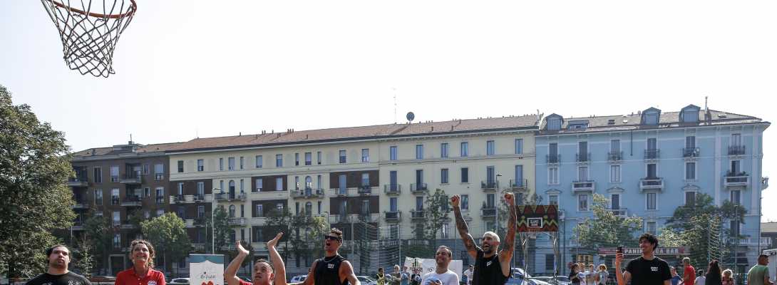 Ragazzi giocano a basket all'aria aperta