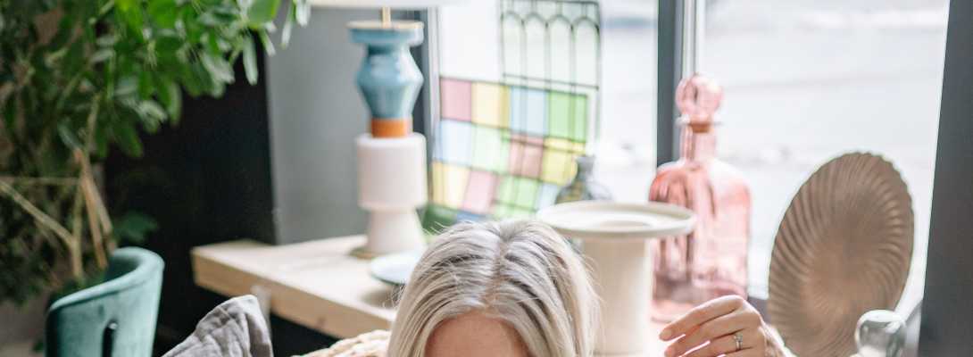 Una coppia gioca a scacchi sul divano